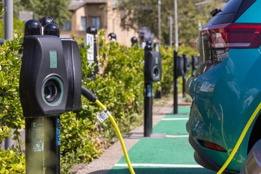 connected-kerb-ladestation-charging-station-grossbritannein-uk-2023-01-min-e1710765867229